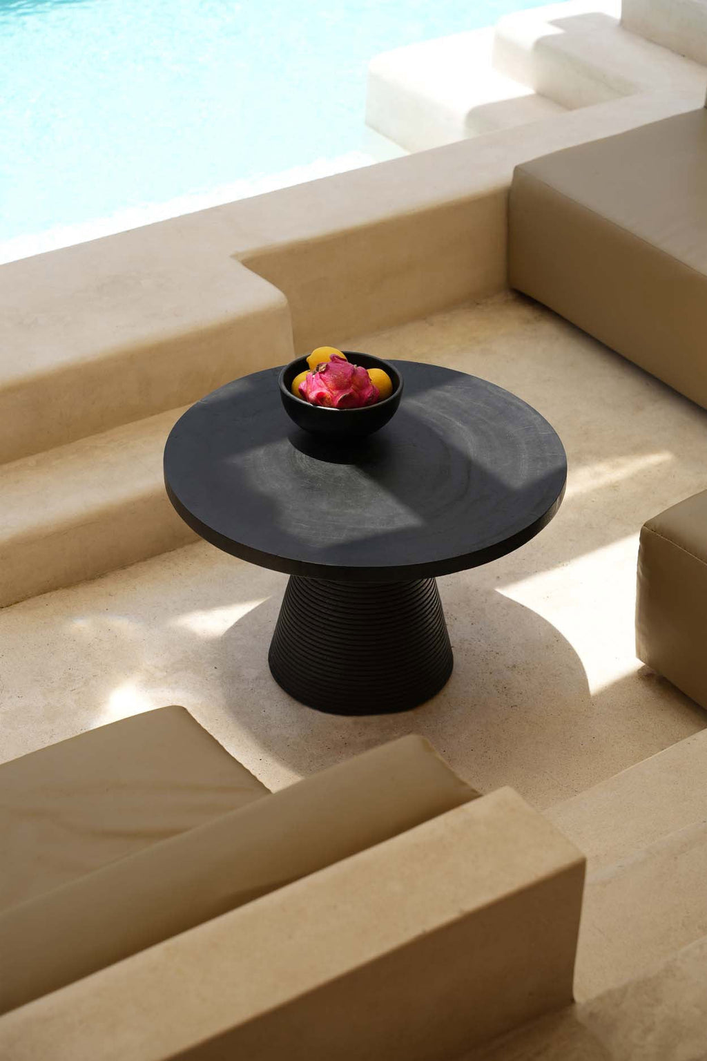 Runde Schale aus gebrannter Terrakotta in Schwarz mit schillerndem Finish