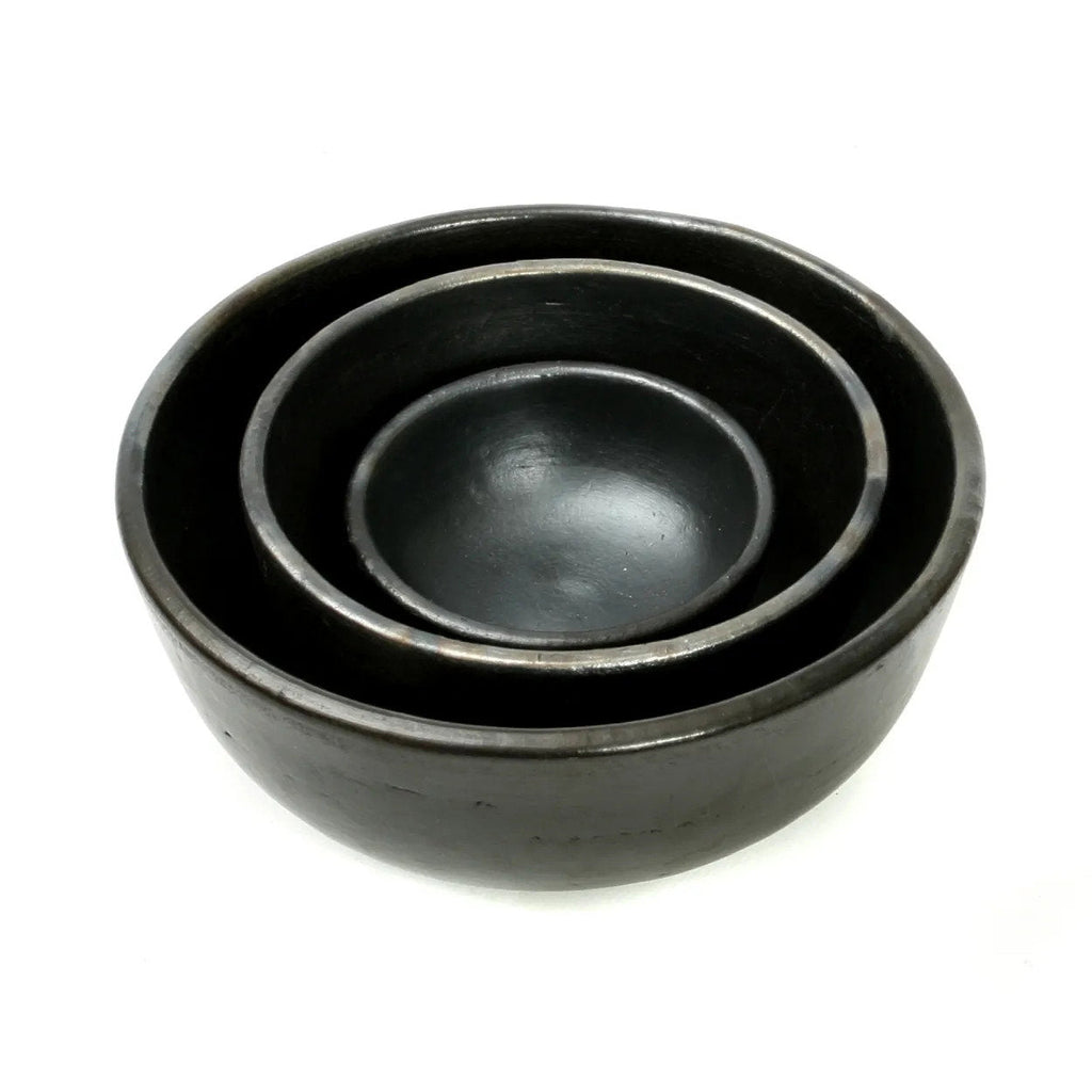 Runde Schale aus gebrannter Terrakotta in Schwarz mit schillerndem Finish