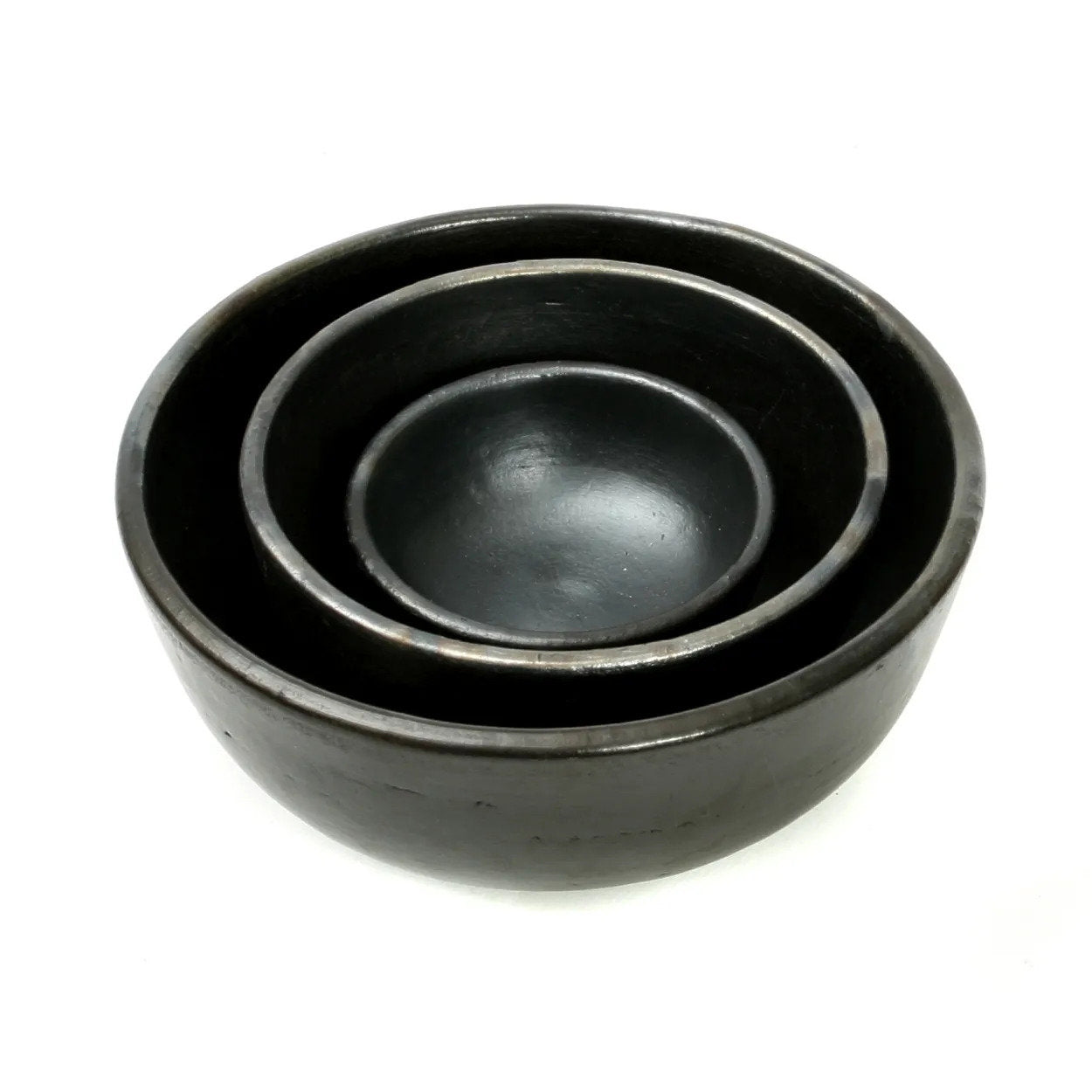 Runde Schale aus gebrannter Terrakotta in Schwarz mit schillerndem Finish