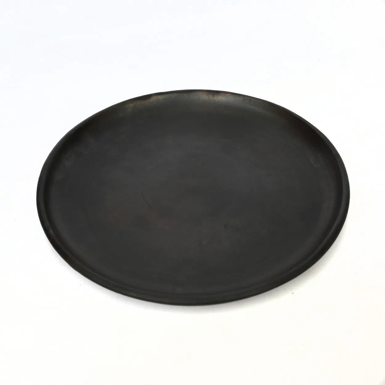 Runder Teller aus gebrannter Terrakotta – Mattschwarz - Ø30 cm