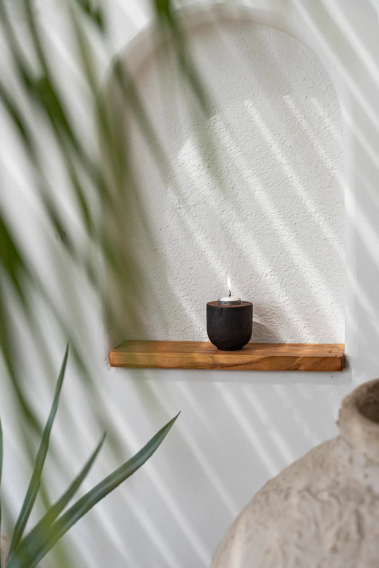 Kerzenhalter aus Teakholz in Schwarz 8 cm, minimalistisch