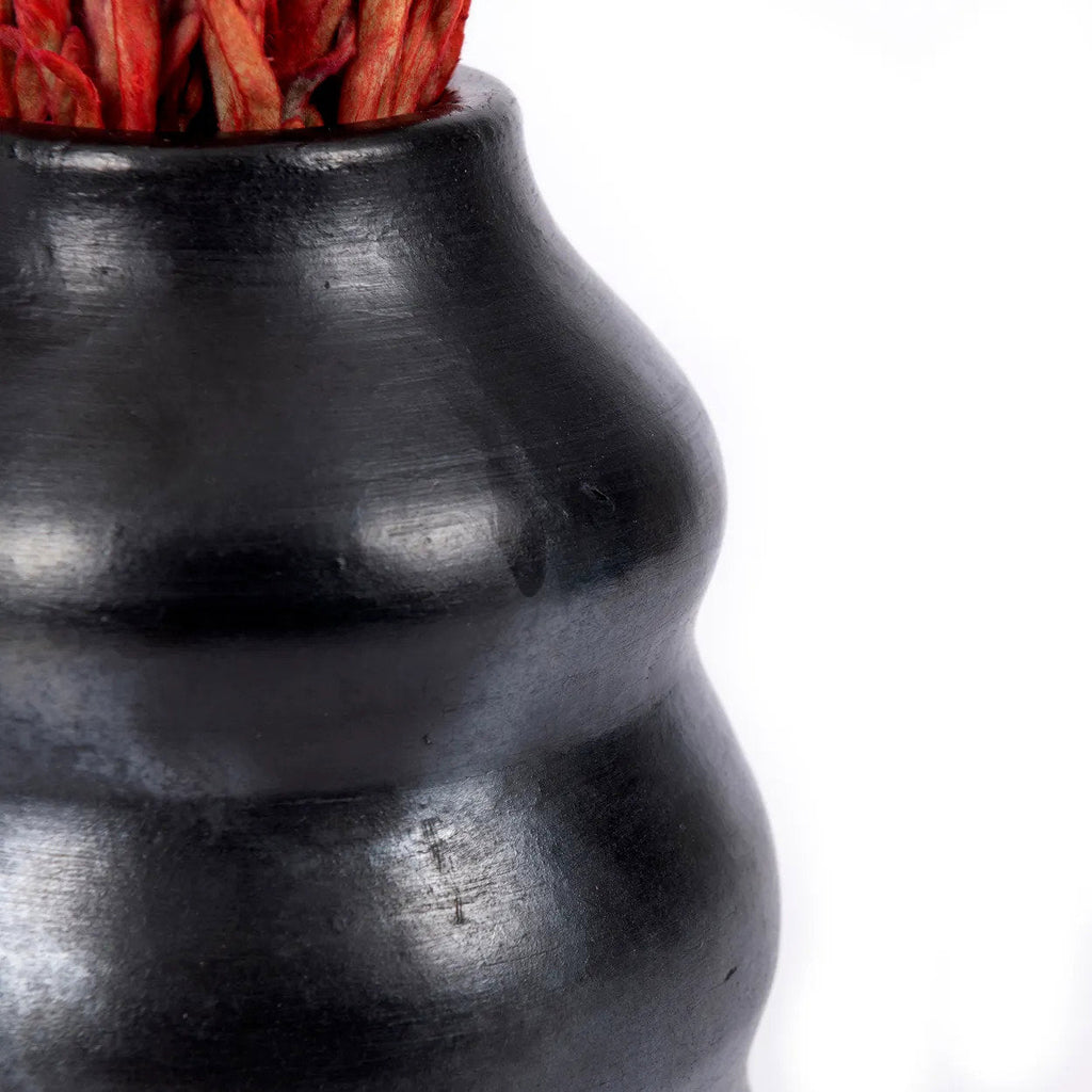 Handgemachte Vase aus Terrakotta in Schwarz 13 cm x 6 cm