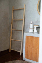 Deko-Leiter aus Naturteak – asymmetrische Struktur – H165 cm