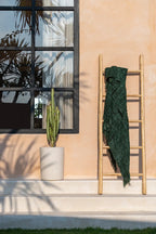 Deko-Leiter aus Naturteak – asymmetrische Struktur – H165 cm
