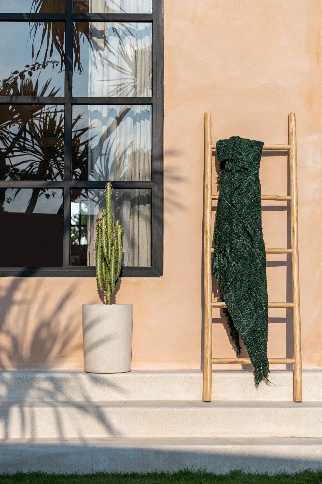 Deko-Leiter aus Naturteak – asymmetrische Struktur – H165 cm