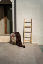 Deko-Leiter aus Naturteak – asymmetrische Struktur – H165 cm