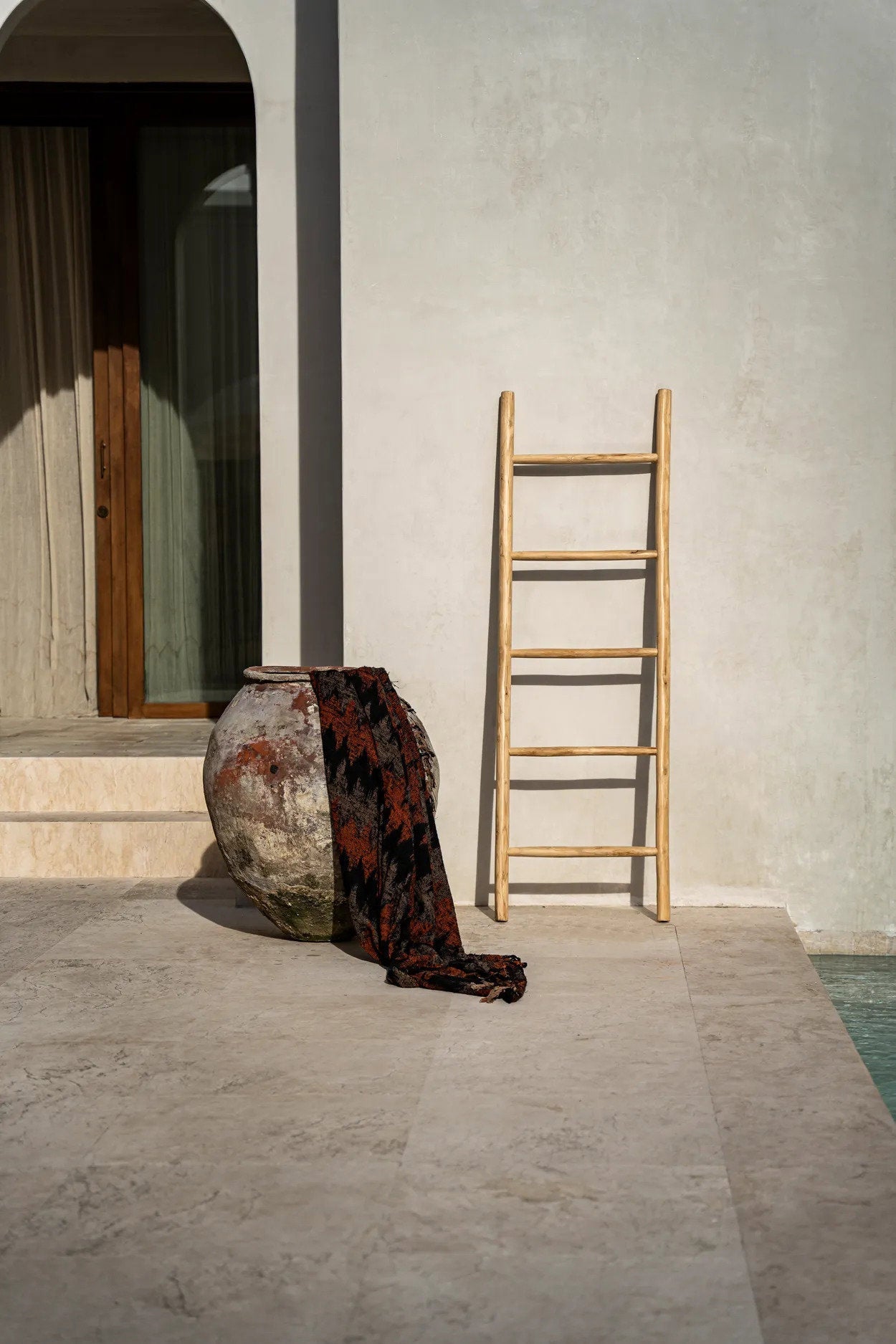 Deko-Leiter aus Naturteak – asymmetrische Struktur – H165 cm