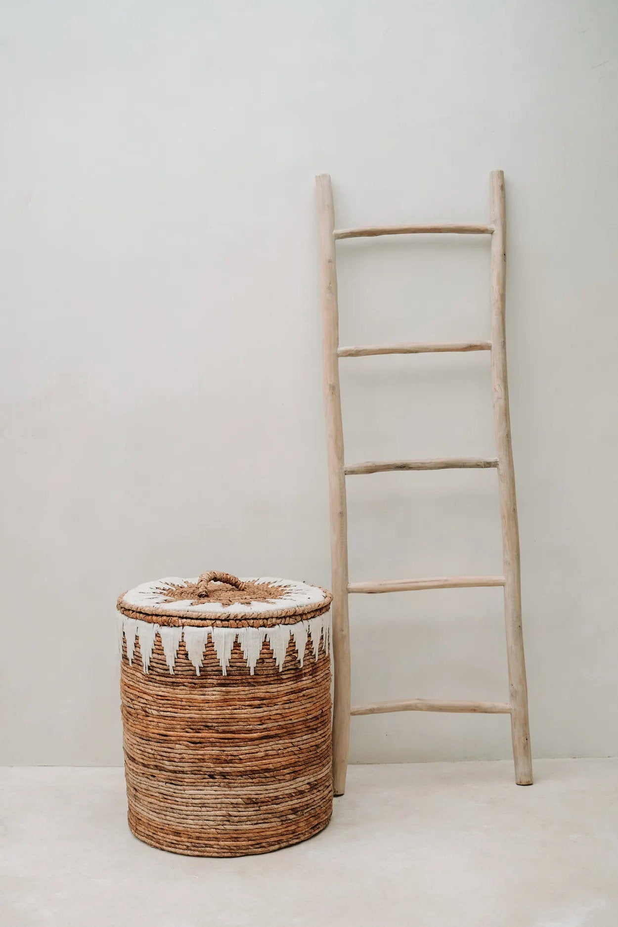 Deko-Leiter aus Naturteak – asymmetrische Struktur – H165 cm