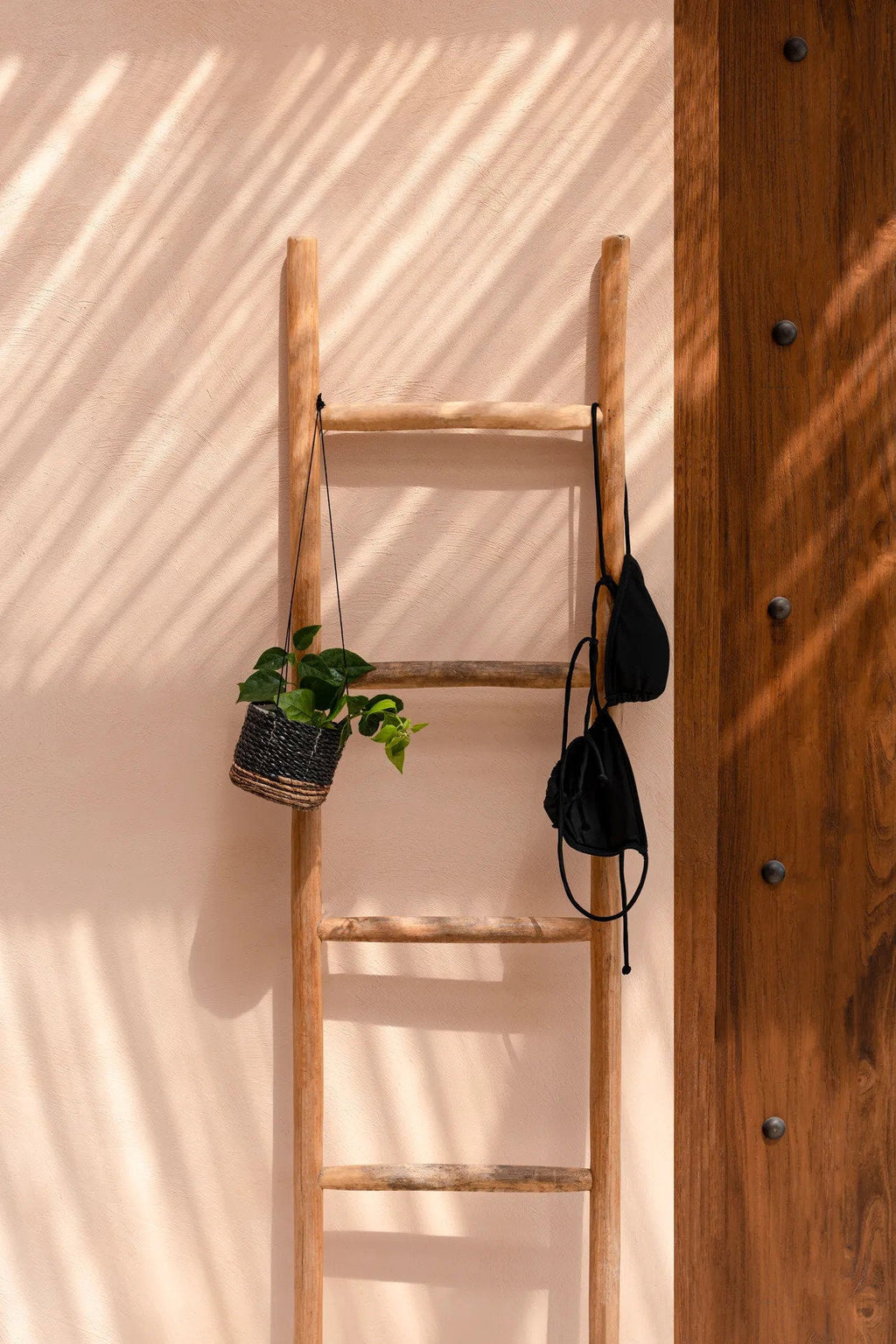 Deko-Leiter aus Naturteak – asymmetrische Struktur – H165 cm