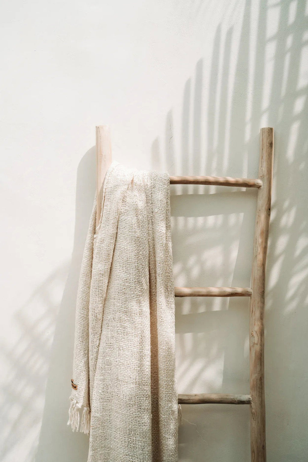 Deko-Leiter aus Naturteak – asymmetrische Struktur – H165 cm