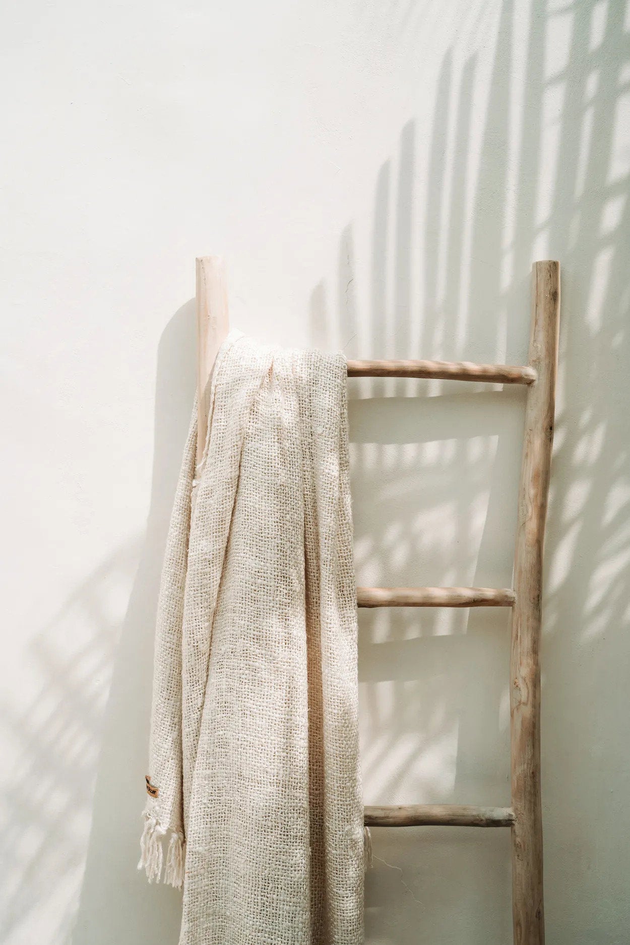 Deko-Leiter aus Naturteak – asymmetrische Struktur – H165 cm