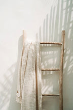 Deko-Leiter aus Naturteak – asymmetrische Struktur – H165 cm