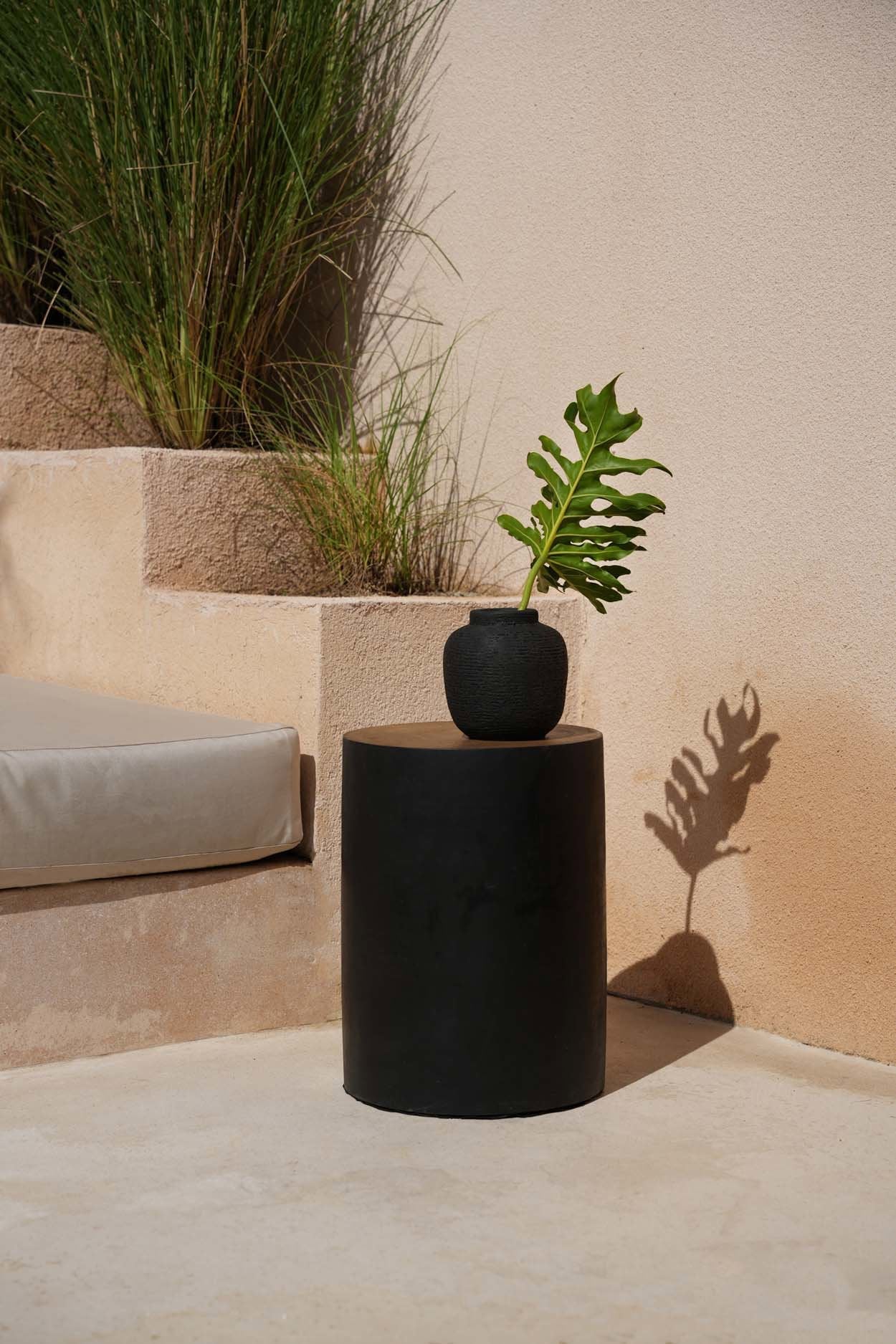 Hocker aus Mungurr-Holz in Schwarz-Natur 40 cm