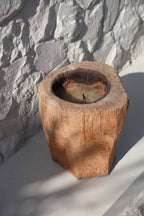 Baumstamm-Kerze aus naturbelassenem Rohholz im rustikalen Look