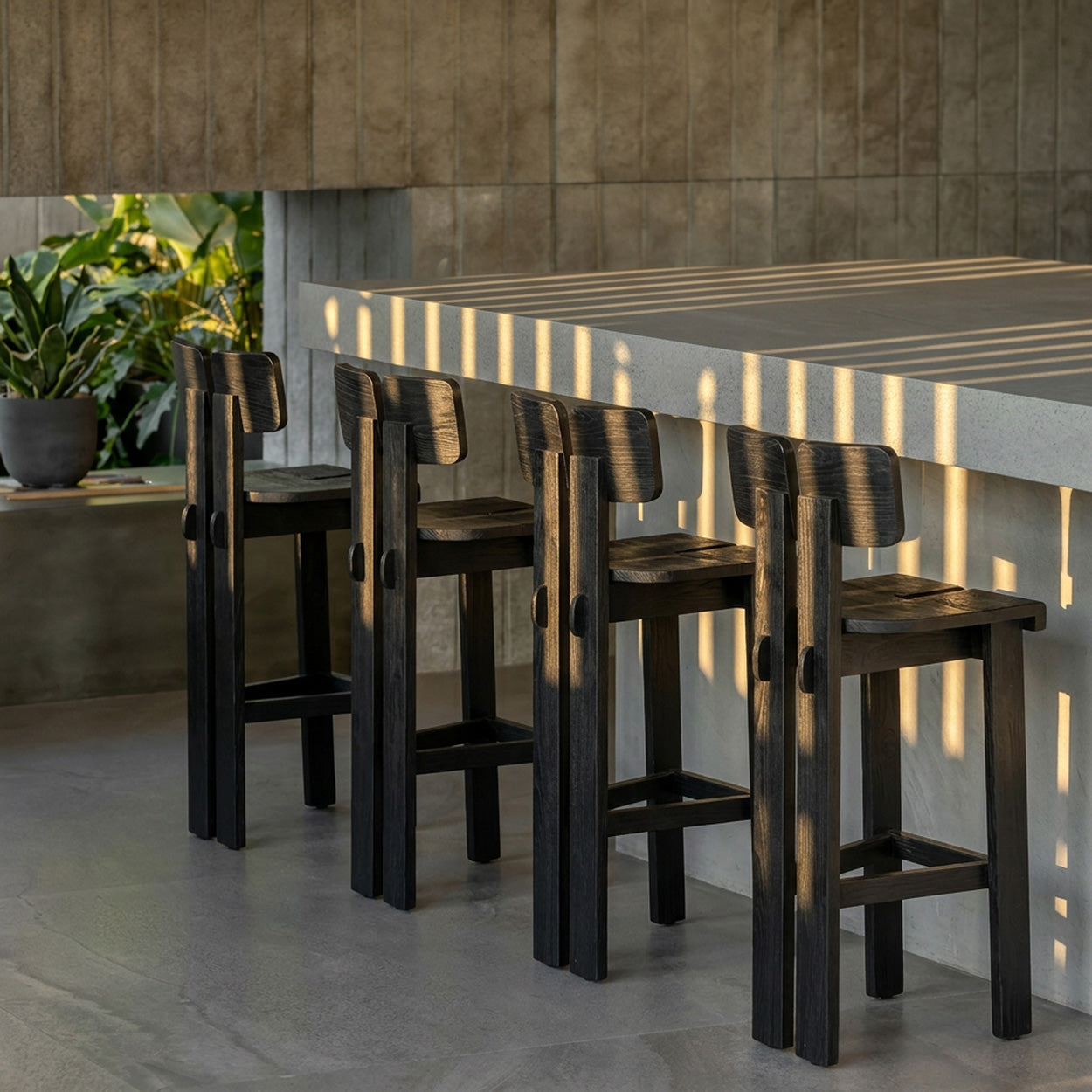 Barhocker aus Holz in Schwarz mit doppelter Rückenlehne
