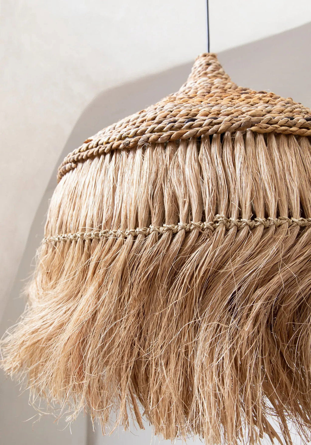 Kegelförmige Hängeleuchte aus geflochtenem Abaca mit Raffia-Fransen – Ø50 cm