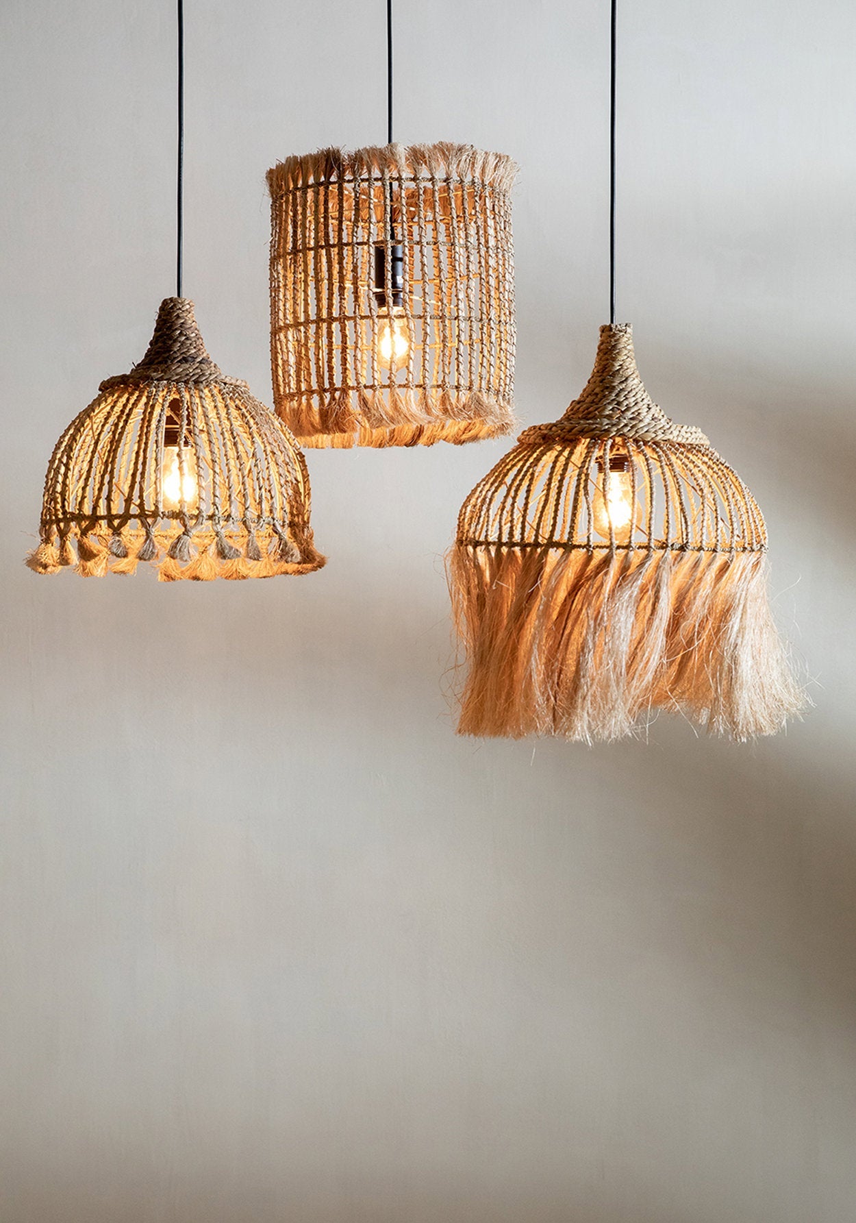 Kegelförmige Hängeleuchte aus geflochtenem Abaca – Pompons Natur – Ø30 cm