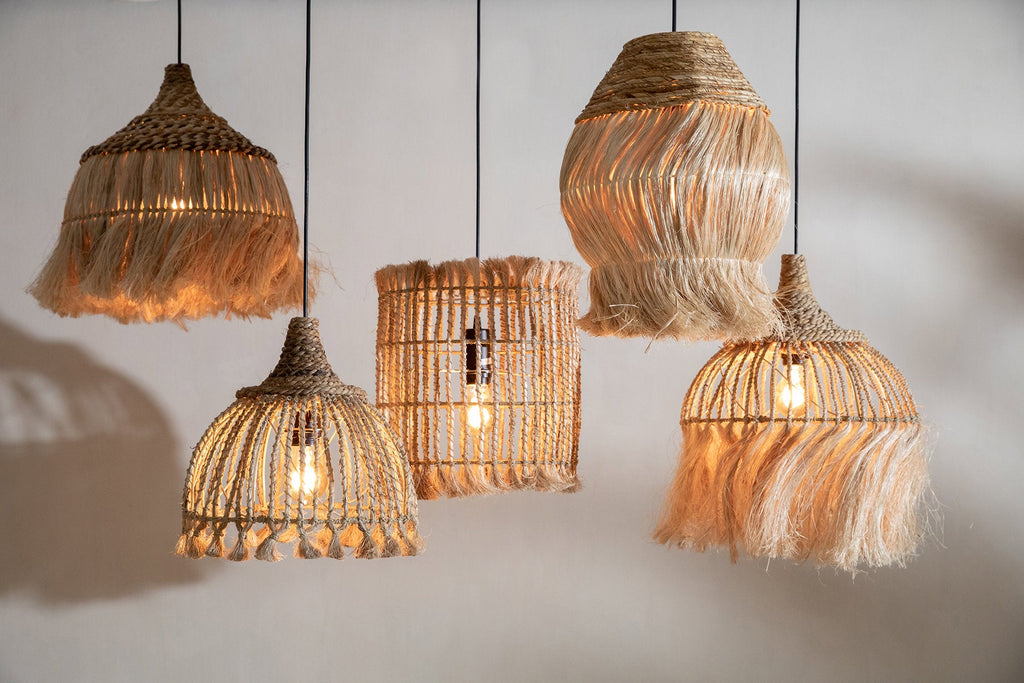 Kegelförmige Hängeleuchte aus geflochtenem Abaca – Pompons Natur – Ø30 cm