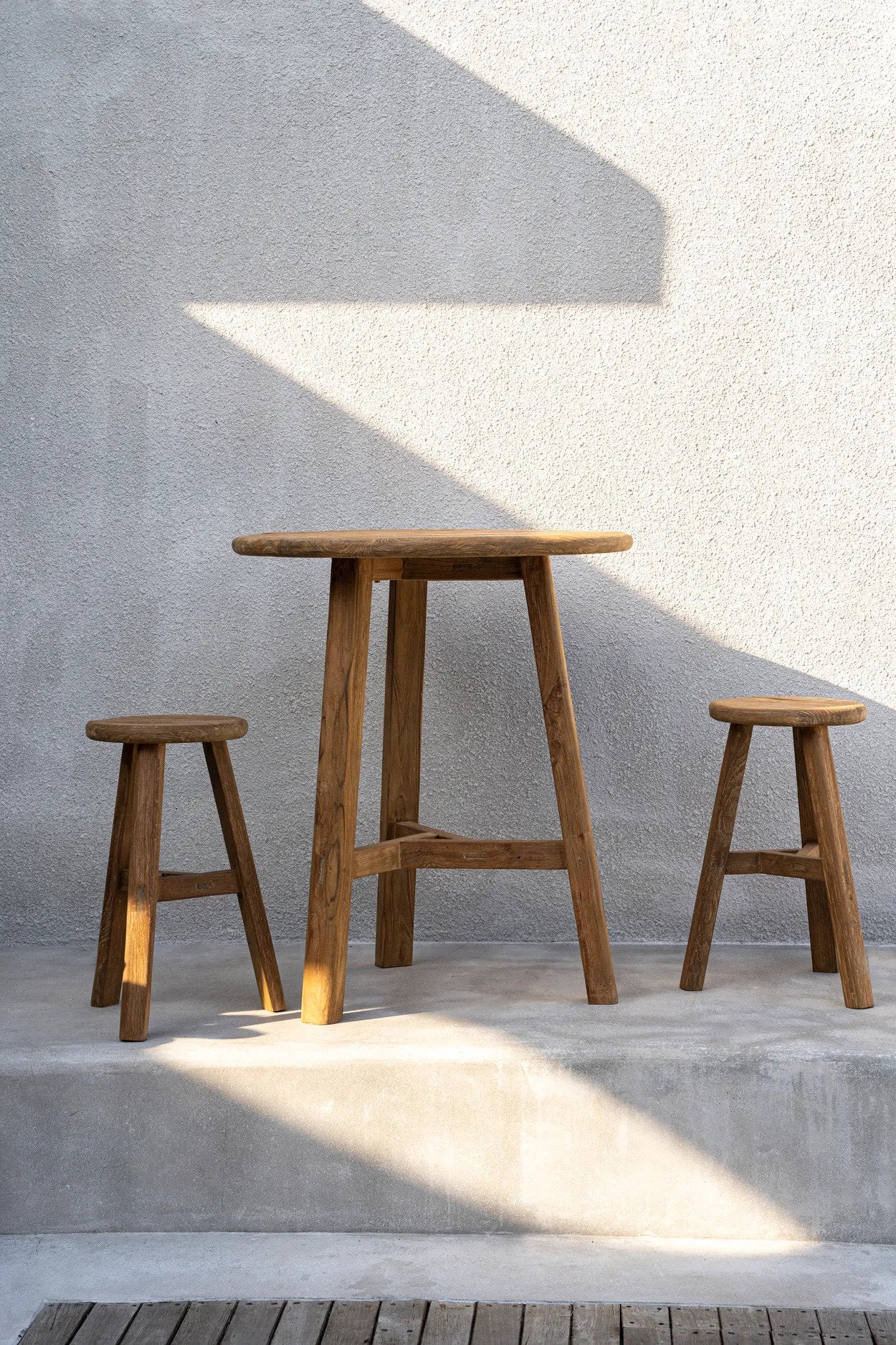 Runder Bartisch aus wiederverwertetem Teakholz für innen und außen – 105x90 cm