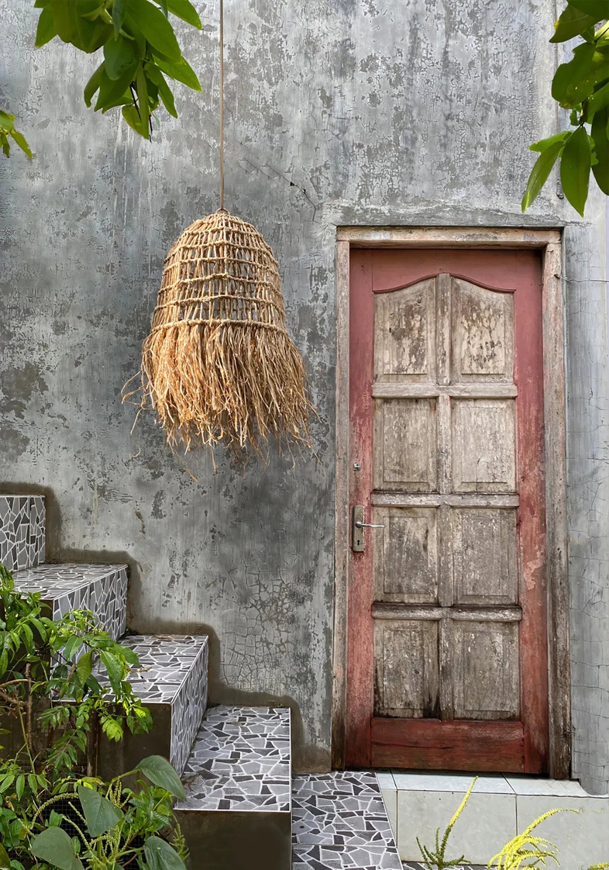 Hängeleuchte aus geflochtenem Gras in Glockenform mit Fransen – Ø60 cm