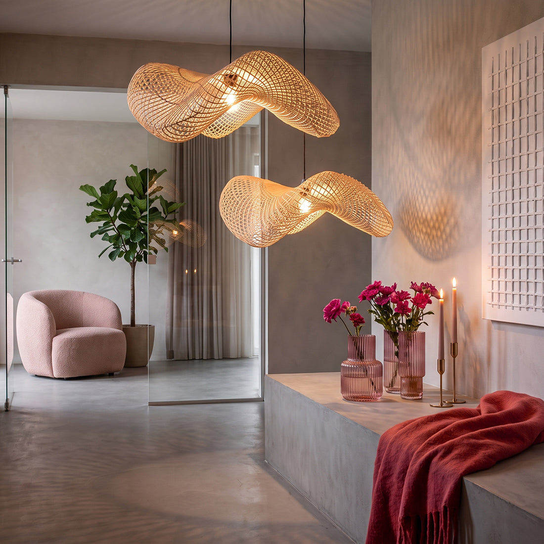 Hängeleuchte aus geflochtenem Rattan in Natur mit Wellenform fürs Wohnzimmer – Ø71 cm
