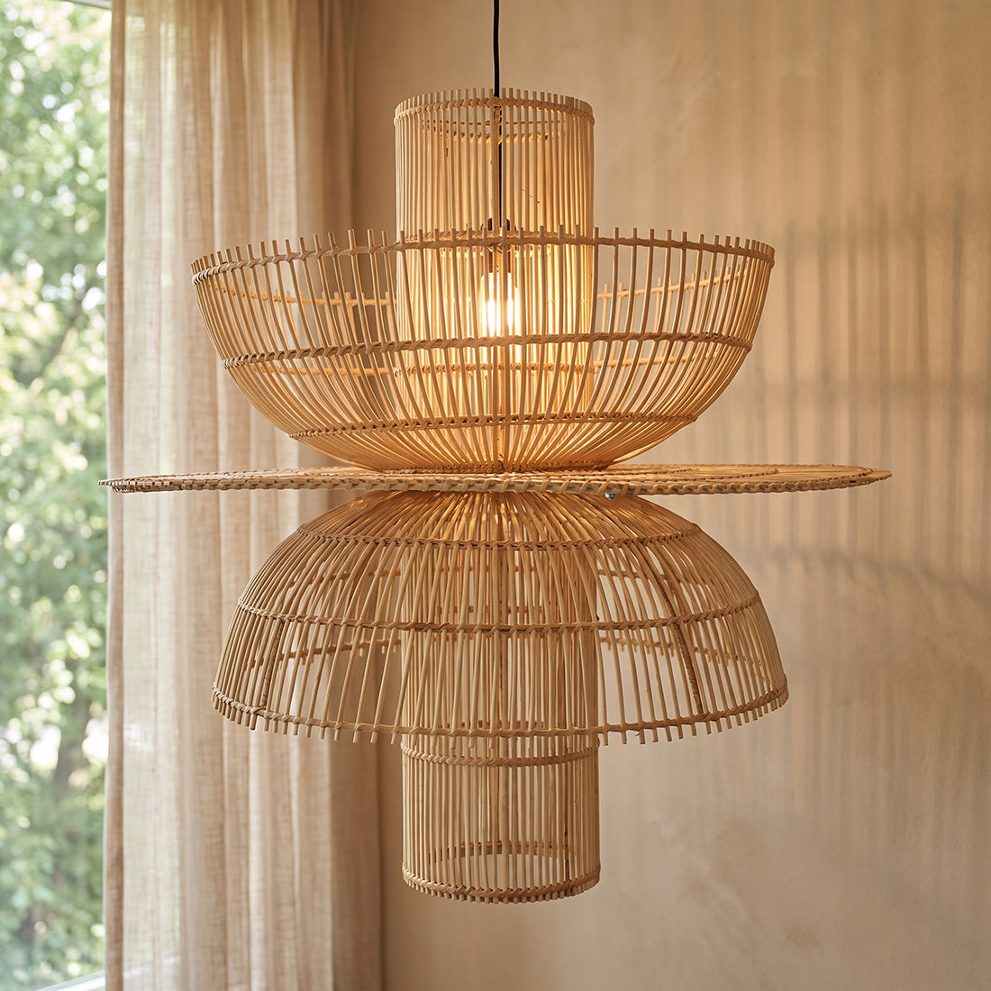 Suspension en rotin naturel forme fleur ajourée – Ø65 cm