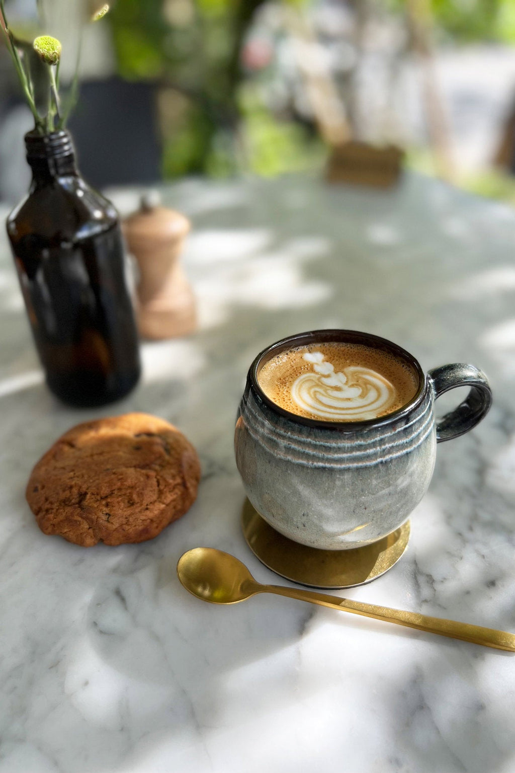 Espressotasse aus Keramik in Salbeigrün und Braun aus Portugal