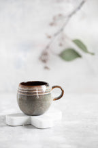 Espressotasse aus Keramik in Salbeigrün und Braun aus Portugal
