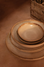 Speiseteller aus Steinzeug in Elfenbein mit braunem Rand