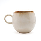 Becher aus Keramik in Creme mit breitem Henkel und braunem Rand