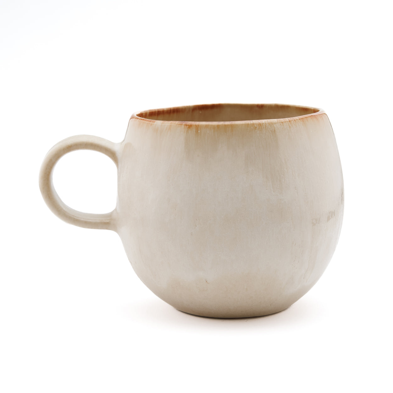 Becher aus Keramik in Creme mit breitem Henkel und braunem Rand