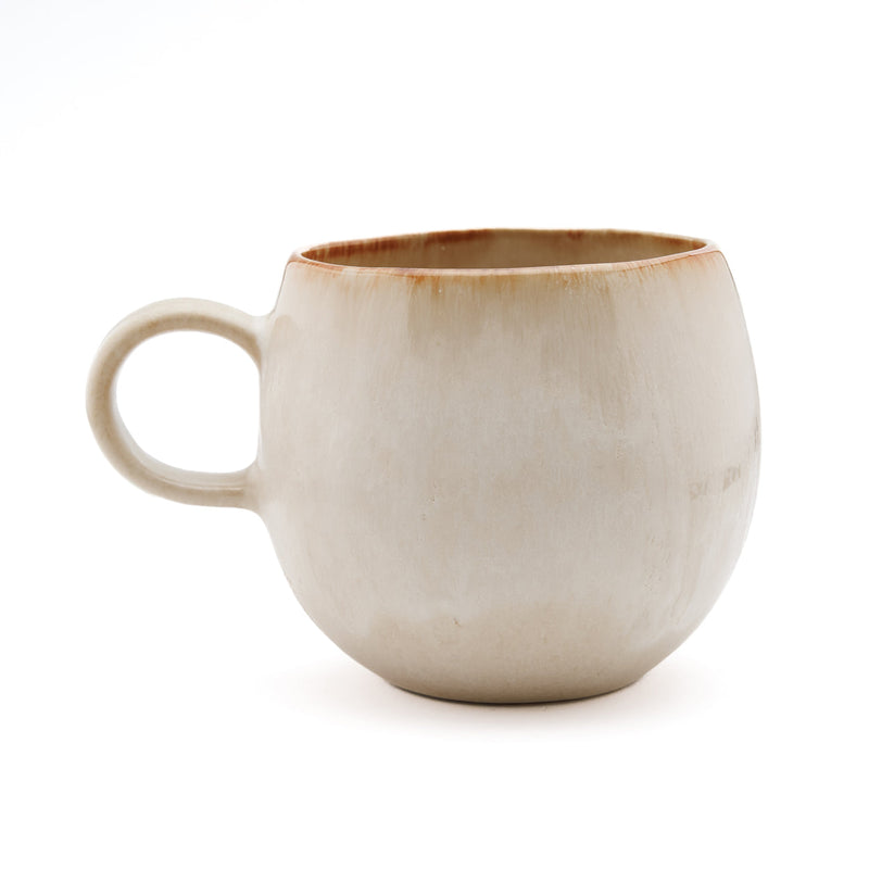 Becher aus Keramik in Creme mit breitem Henkel und braunem Rand