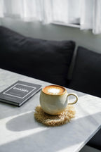 Becher aus Keramik in Creme mit breitem Henkel und braunem Rand