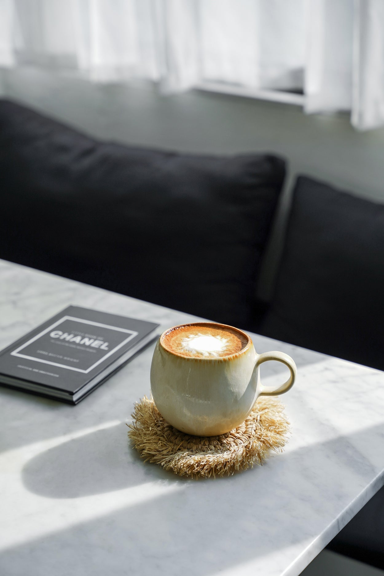 Becher aus Keramik in Creme mit breitem Henkel und braunem Rand