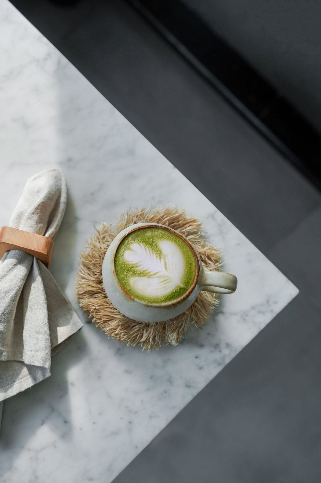 Becher aus Keramik in Creme mit breitem Henkel und braunem Rand