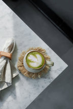 Becher aus Keramik in Creme mit breitem Henkel und braunem Rand
