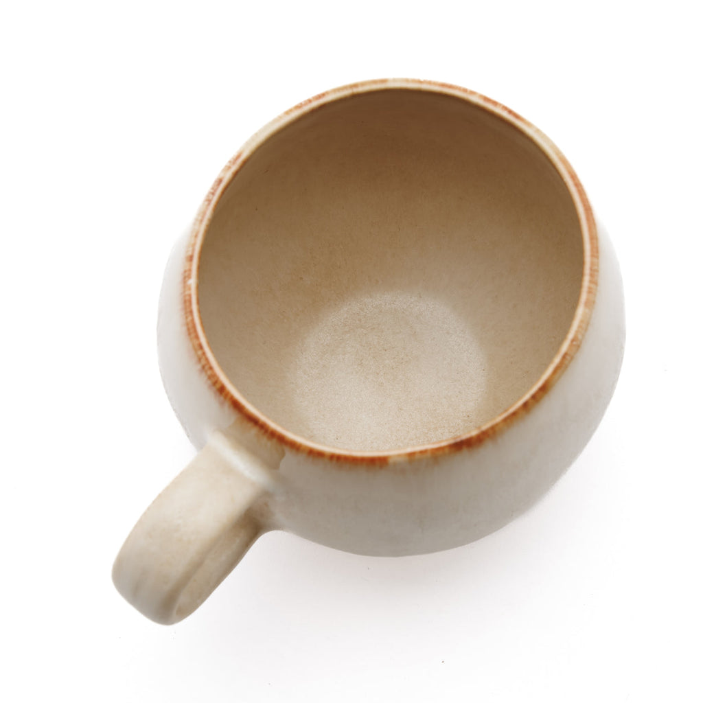 Becher aus Keramik in Creme mit breitem Henkel und braunem Rand
