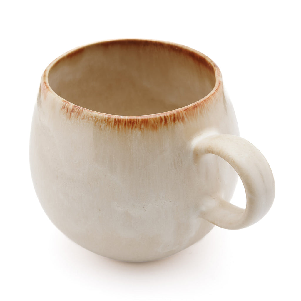 Becher aus Keramik in Creme mit breitem Henkel und braunem Rand