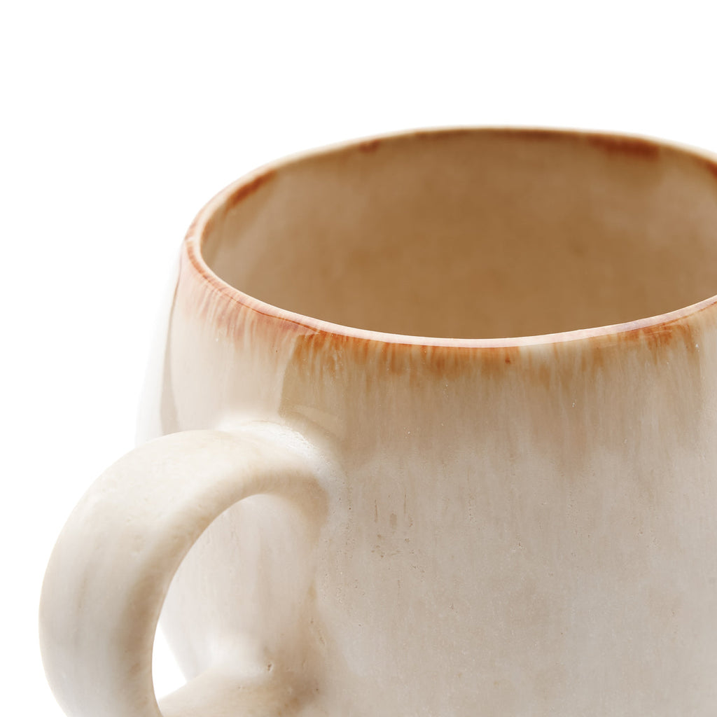 Becher aus Keramik in Creme mit breitem Henkel und braunem Rand