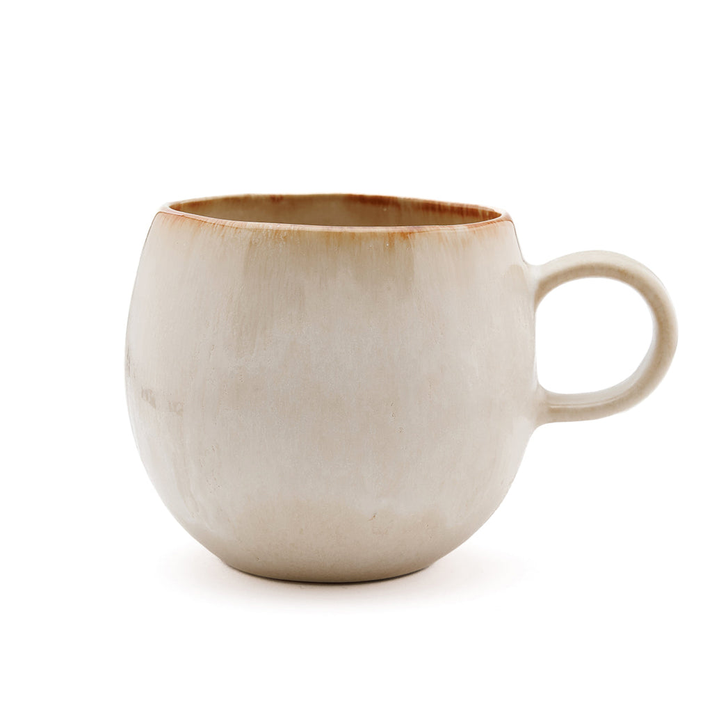 Becher aus Keramik in Creme mit breitem Henkel und braunem Rand