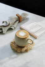 Becher aus Keramik in Creme mit breitem Henkel und braunem Rand