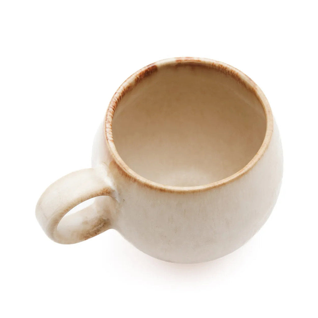 Becher aus Steinzeug in Cremeweiß, matt mit Wolken-Effekt und dickem Henkel