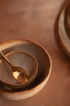 Schale aus glasiertem Steinzeug in Beige mit bernsteinfarbenem Rand – 11 cm