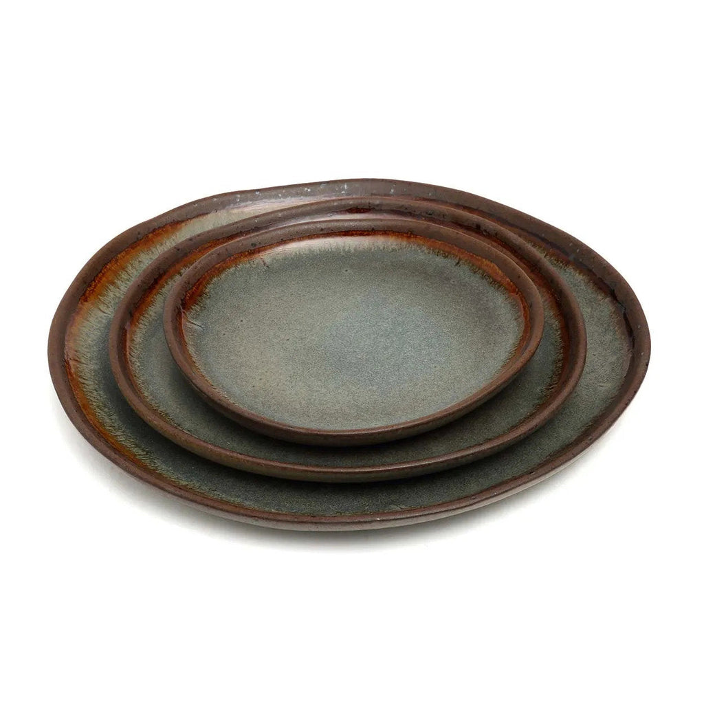 Assiette en grès émaillé ovale gris-vert à bord brun organique