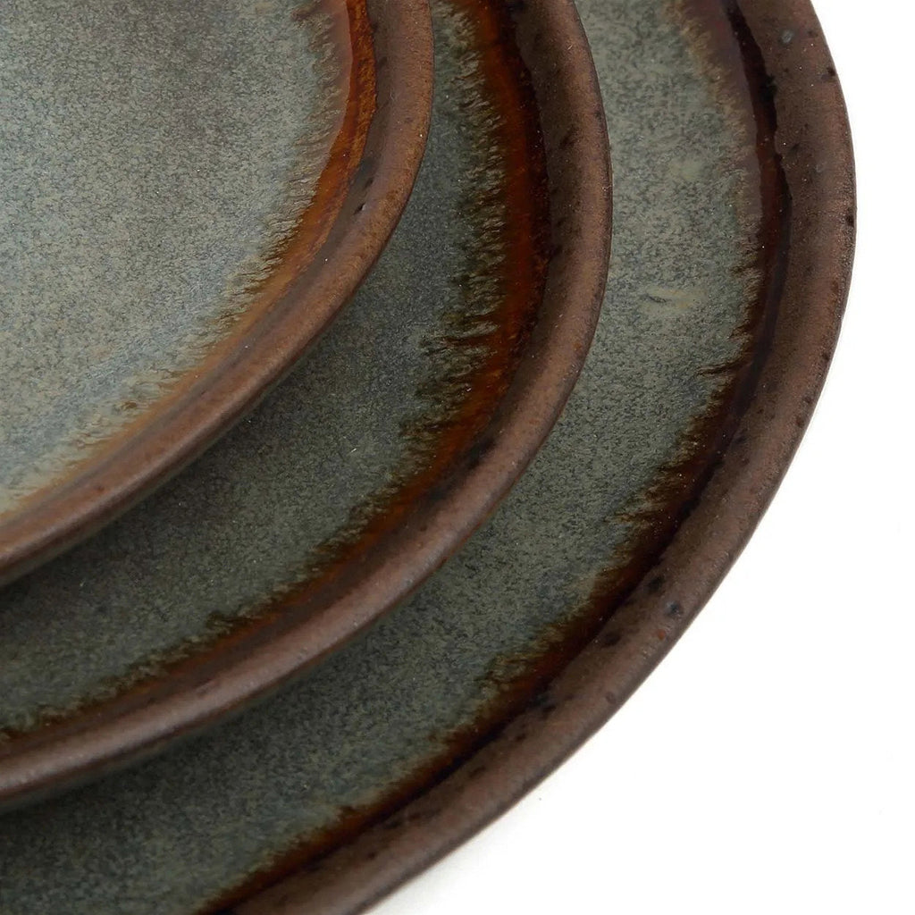 Assiette en grès émaillé ovale gris-vert à bord brun organique