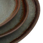 Assiette en grès émaillé ovale gris-vert à bord brun organique