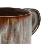 Becher aus glasiertem Steinzeug in Braun und Grau mit Rillenrelief
