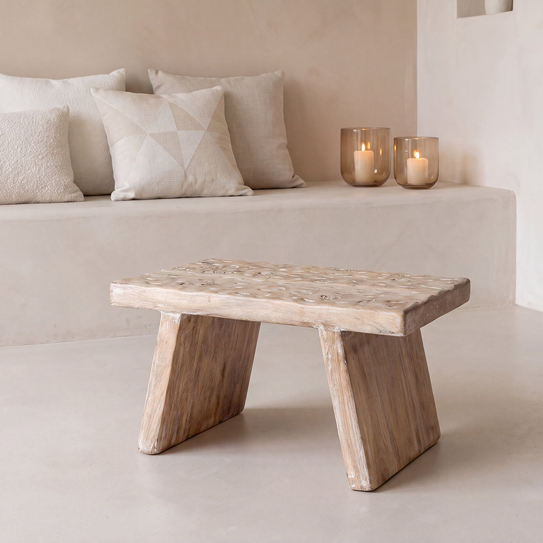 Eckiger Couchtisch aus naturbelassenem Mangoholz mit Schnitzdekor – 40x25 cm