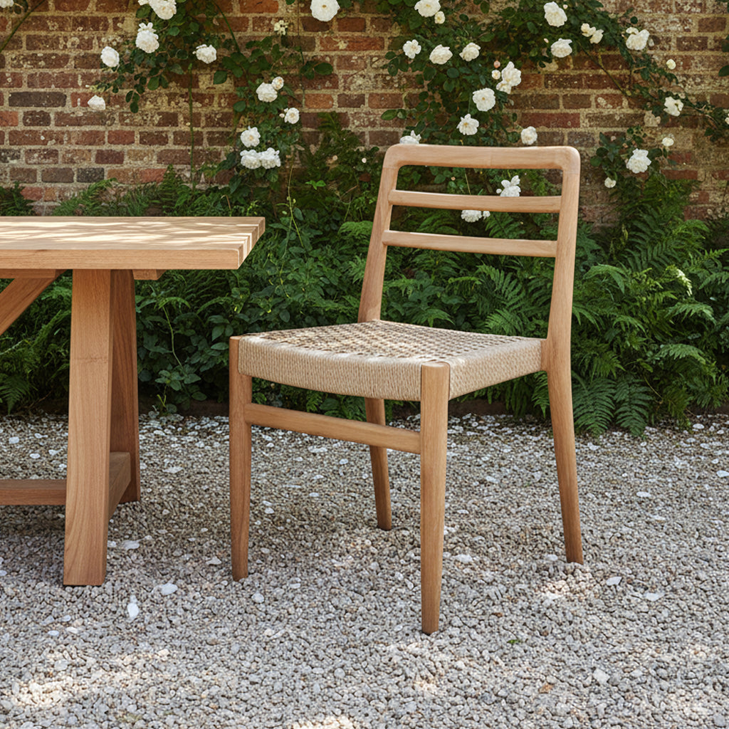Gartenstuhl aus Teakholz mit Armlehnen und geflochtener Sitzfläche – 2er-Set