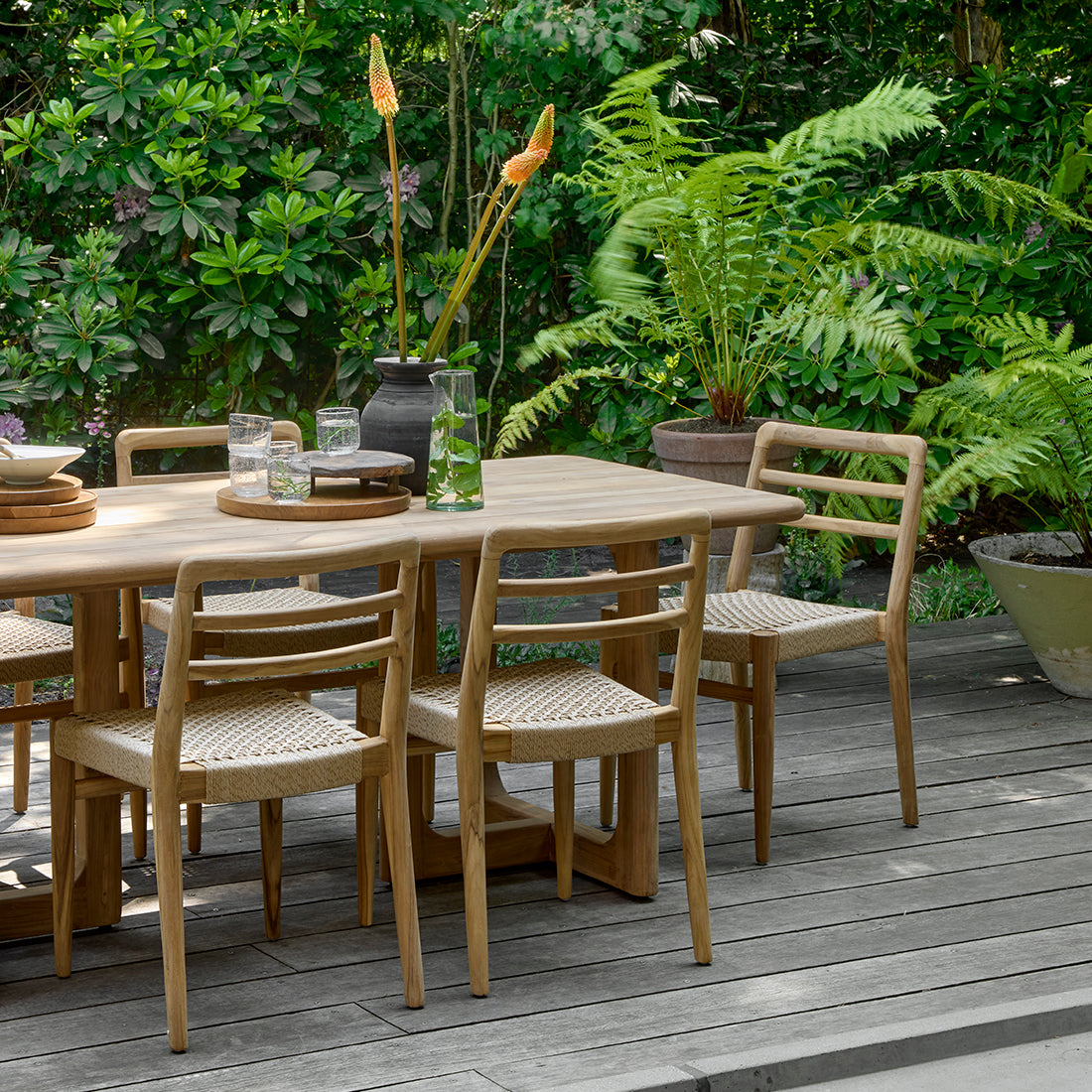 Gartenstuhl aus Teakholz mit Armlehnen und geflochtener Sitzfläche – 2er-Set